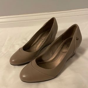 DREAMS PUMP WEDGE size 7- LifeStride